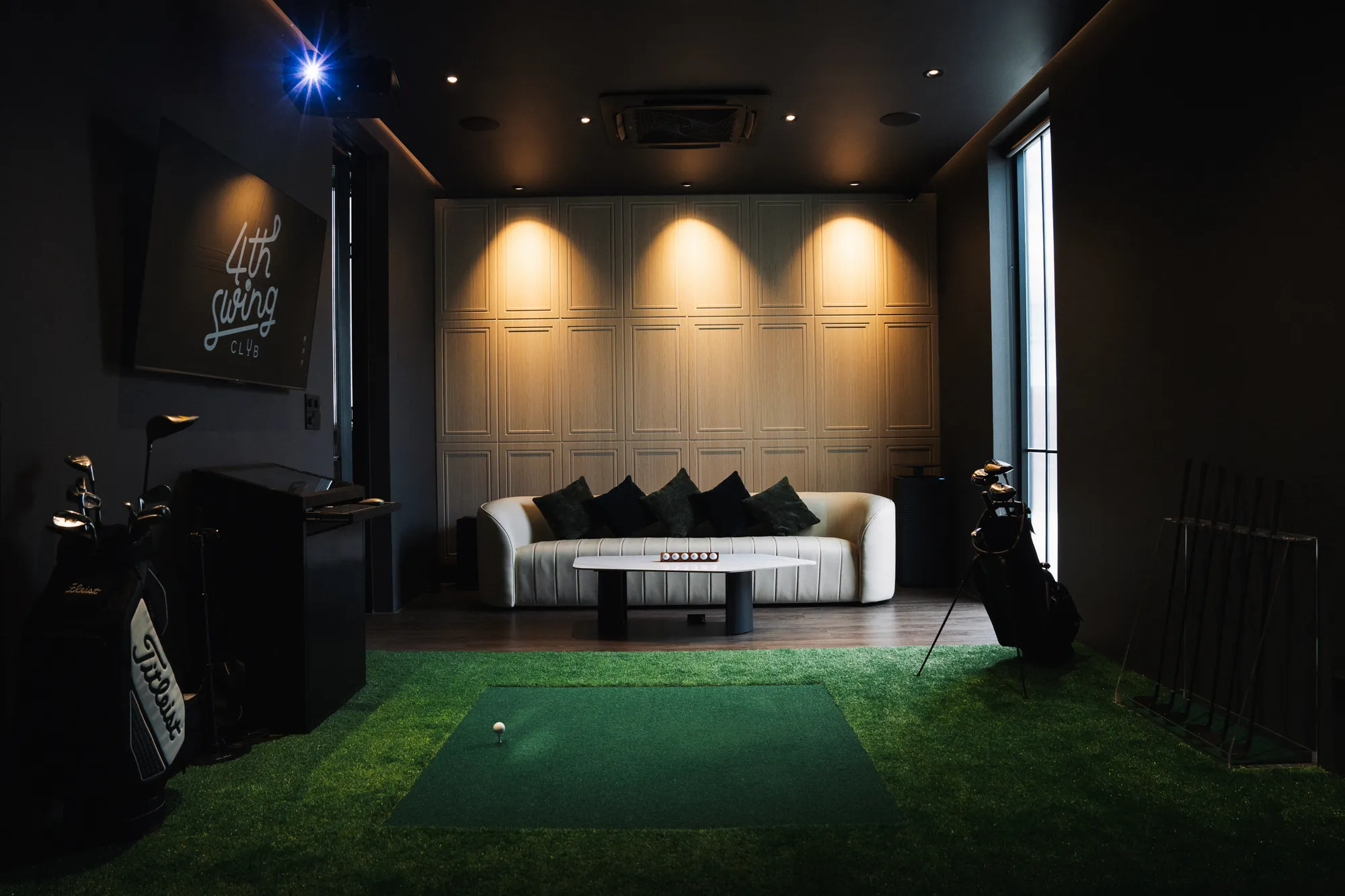บรรยากาศห้องกอล์ฟซิมูเลเตอร์ยามค่ำของ 4th Swing Club