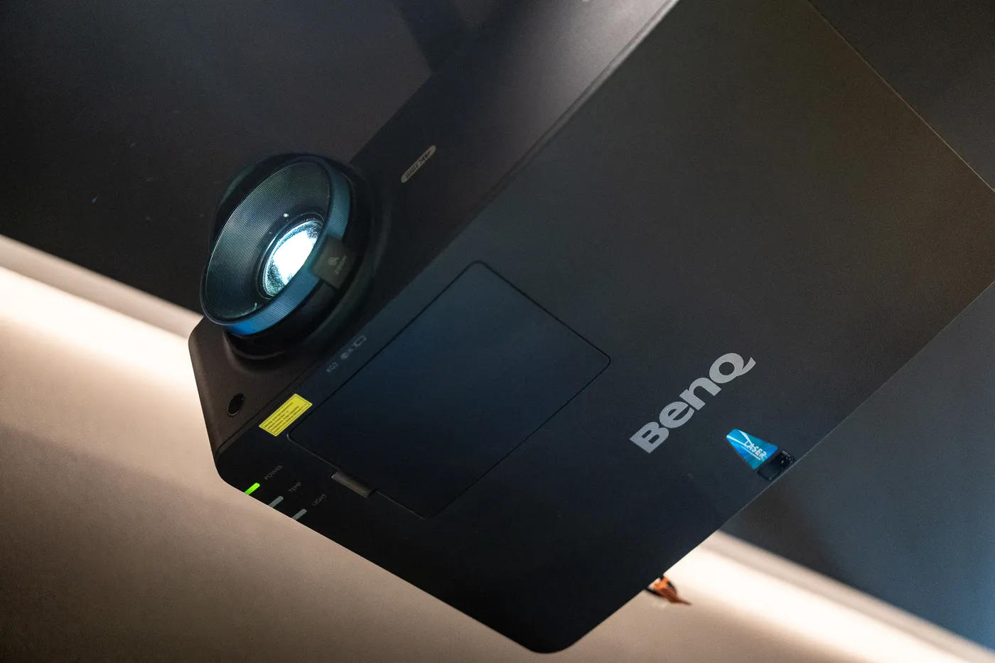 โปรเจกเตอร์เลเซอร์ BenQ Golf ติดตั้งบนเพดานห้องซิมูเลเตอร์